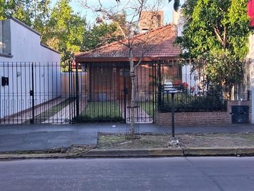 VENTA CASA CON QUINCHO Y FONDO EN MERLO APTO CRED.