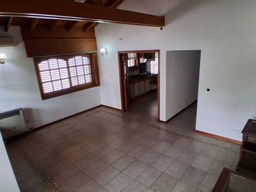 VENTA CASA CON QUINCHO Y FONDO EN MERLO APTO CRED.