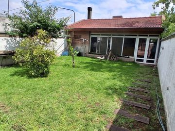 VENTA CASA CON QUINCHO Y FONDO EN MERLO APTO CRED.