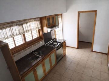 VENTA CASA CON QUINCHO Y FONDO EN MERLO APTO CRED.