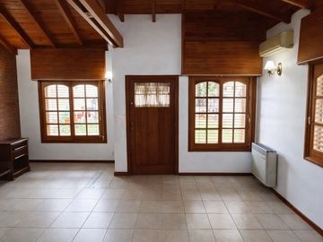 VENTA CASA CON QUINCHO Y FONDO EN MERLO APTO CRED.