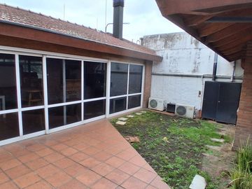VENTA CASA CON QUINCHO Y FONDO EN MERLO APTO CRED.