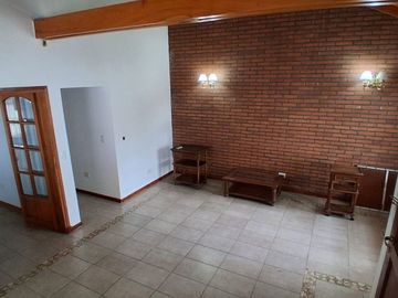 VENTA CASA CON QUINCHO Y FONDO EN MERLO APTO CRED.