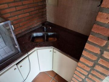 VENTA CASA CON QUINCHO Y FONDO EN MERLO APTO CRED.