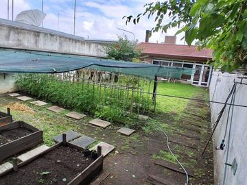 VENTA CASA CON QUINCHO Y FONDO EN MERLO APTO CRED.