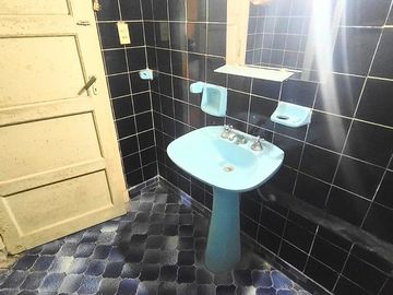 CASA EN VENTA EN LANUS. INVERSION!