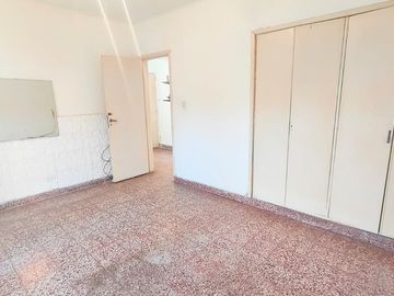 CASA EN VENTA EN LANUS. INVERSION!