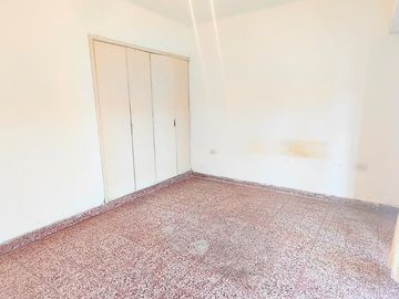 CASA EN VENTA EN LANUS. INVERSION!