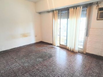 CASA EN VENTA EN LANUS. INVERSION!