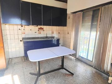 CASA EN VENTA EN LANUS. INVERSION!