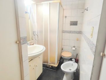 CASA EN VENTA EN LANUS. INVERSION!