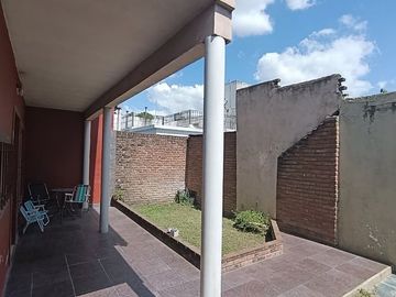 CASA 5 AMB VENTA MORENO MULTIFAMILIAR + 3 DPTOS