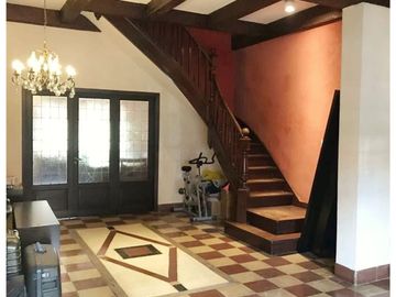 ALQUILER RESIDENCIAL. CASA ESTILO INGLÉS 6AMB.