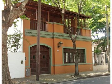 ALQUILER RESIDENCIAL. CASA ESTILO INGLÉS 6AMB.