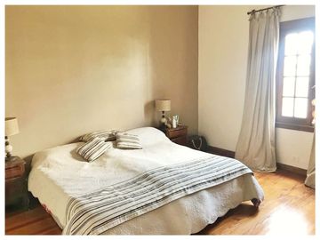 ALQUILER RESIDENCIAL. CASA ESTILO INGLÉS 6AMB.