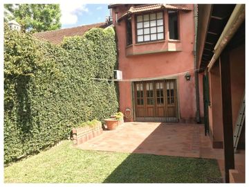 ALQUILER RESIDENCIAL. CASA ESTILO INGLÉS 6AMB.