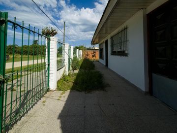 CASA 3 AMBIENTES CON GARAJE, JARDÍN Y PATIO