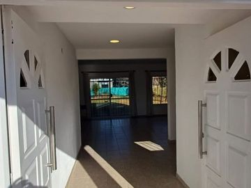 VENTA CASA 4 AMBIENTES PARQUE SAKURA CON PILETA