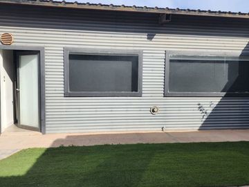 EN VENTA CASA CON MONOAMBIENTE - PLOTTIER