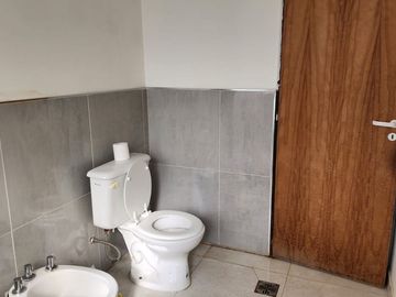 EN VENTA CASA CON MONOAMBIENTE - PLOTTIER