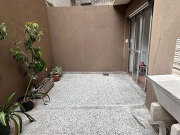DEPARTAMENTO EN VENTA - ABASTO - 2 1/2 AMB + PATIO