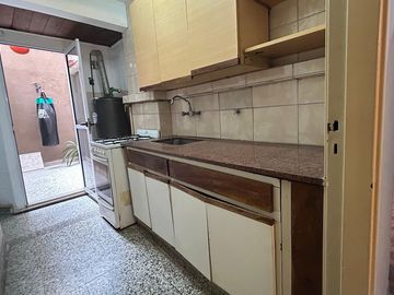 DEPARTAMENTO EN VENTA - ABASTO - 2 1/2 AMB + PATIO