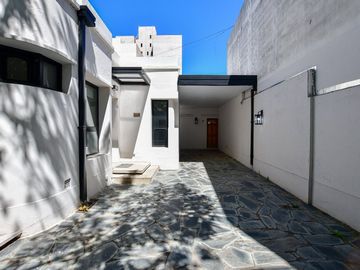 CASA VENTA LA PLATA 3 DORMITORIOS PATIO GARAGE