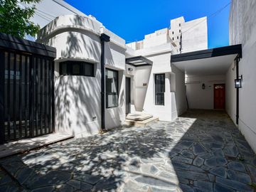 CASA VENTA LA PLATA 3 DORMITORIOS PATIO GARAGE