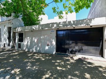 CASA VENTA LA PLATA 3 DORMITORIOS PATIO GARAGE