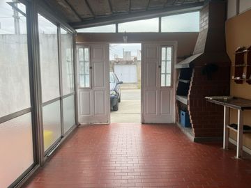 CASA EN VENTA LA PLATA PH FRENTE 2 DORMITORIOS