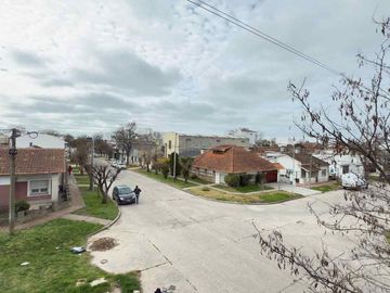 2 Locales más 2 Departamentos en VENTA Sarmiento
