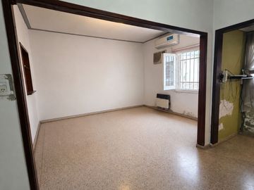CASA 1 DORMTORIO VENTA EN LA PLATA GARAGE Y PATIO
