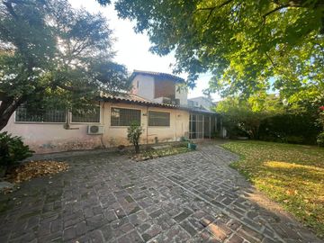 Casa a refacciona en gran lote en esquina Boulogne
