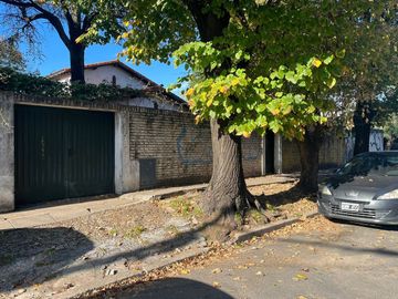 Casa a refacciona en gran lote en esquina Boulogne