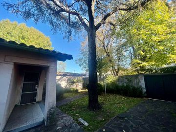 Casa a refacciona en gran lote en esquina Boulogne