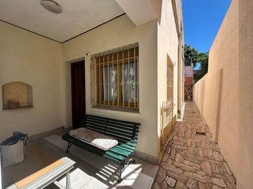 CASA CON JARDIN Y PILETA +DEPARTAMENTO- EXCELENTE