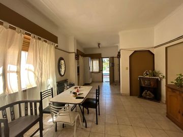 CASA CON JARDIN Y PILETA +DEPARTAMENTO- EXCELENTE
