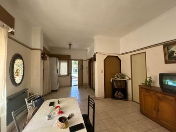 CASA CON JARDIN Y PILETA +DEPARTAMENTO- EXCELENTE