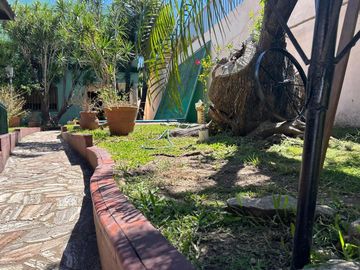 CASA CON JARDIN Y PILETA +DEPARTAMENTO- EXCELENTE