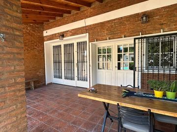 VENTA CASA 2 PLANTAS PILETA COCHERA ITUZAINGO