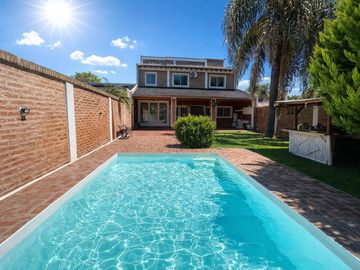 VENTA CASA 2 PLANTAS PILETA COCHERA ITUZAINGO