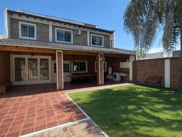 VENTA CASA 2 PLANTAS PILETA COCHERA ITUZAINGO