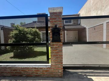 VENTA CASA 2 PLANTAS PILETA COCHERA ITUZAINGO