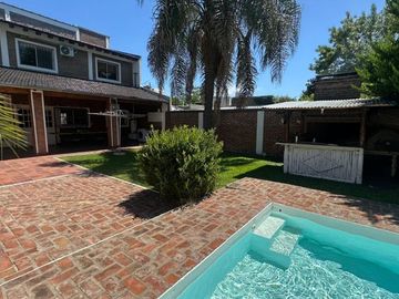 VENTA CASA 2 PLANTAS PILETA COCHERA ITUZAINGO