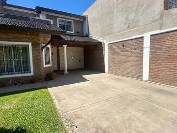 VENTA CASA 2 PLANTAS PILETA COCHERA ITUZAINGO