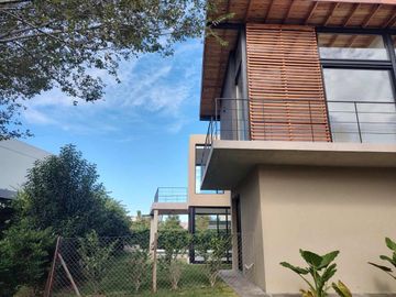 AYRES PLAZA PILAR   . VENTA CASA A ESTRENAR