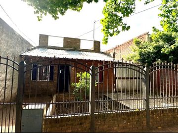 CASA 3 AMB EN MORENO CON PILETA Y COCHERA PERMUTA