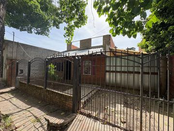 CASA 3 AMB EN MORENO CON PILETA Y COCHERA PERMUTA