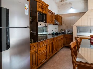 CASA EN VENTA 4 DORMITORIOS BARRIO CURA