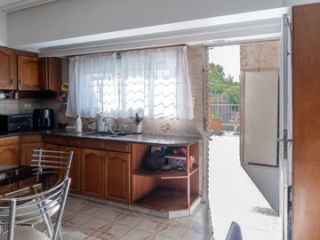 CASA EN VENTA 4 DORMITORIOS BARRIO CURA